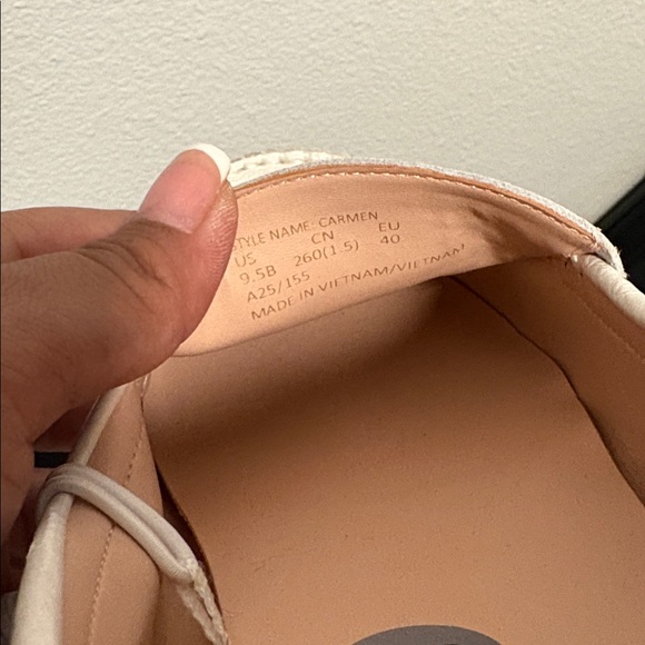 NEW Kate Spade Sz 9.5B Ivory Leather Loafers With Gold Logo - Picture 8 of 8